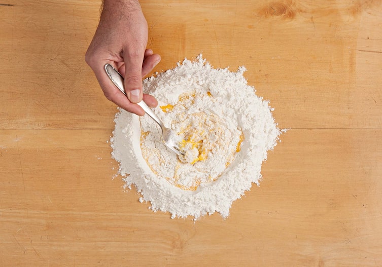 Nudeln mit Schweinefleisch und Minze gefüllt, Gabel, Teig