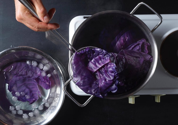 Eiswasser, Kochwasser, Rotkrautblätter, blanchieren