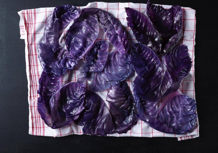 Rotkohlblätter, Geschirrtuch