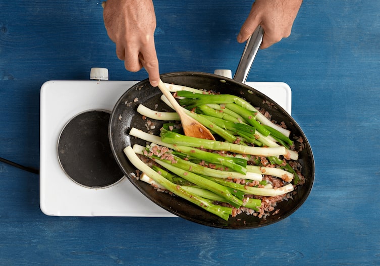 Ziegenkäsekuchen mit Jungzwiebeln, Kochschule, Pfanne, Kochplatte, Kochlöffel, Beinschinken