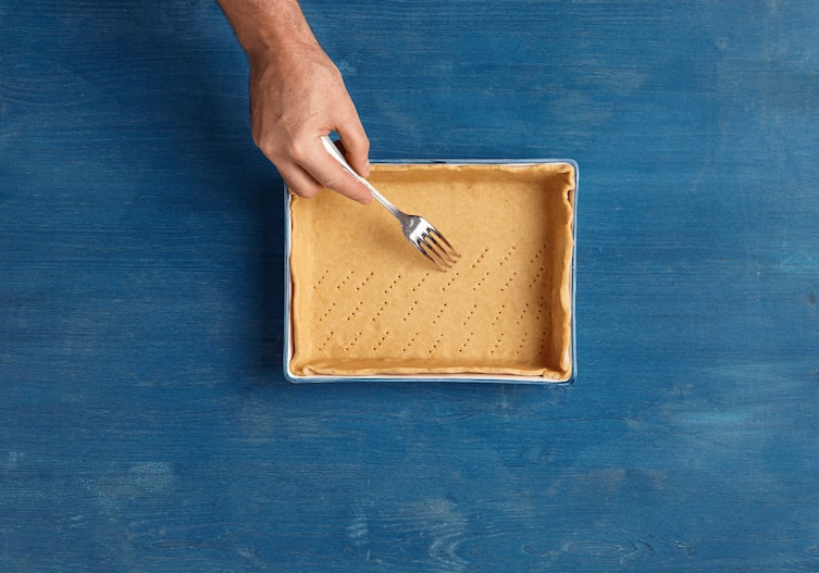 Ziegenkäsekuchen mit Jungzwiebeln, Kochschule, Gabel, Teig, Kuchenform