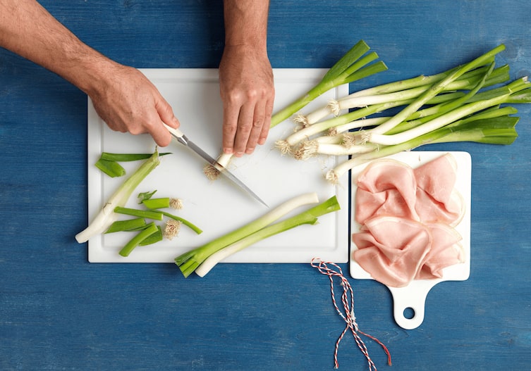 Ziegenkäsekuchen mit Jungzwiebeln, Kochschule, Beinschinken, Messer, Schneidbrett
