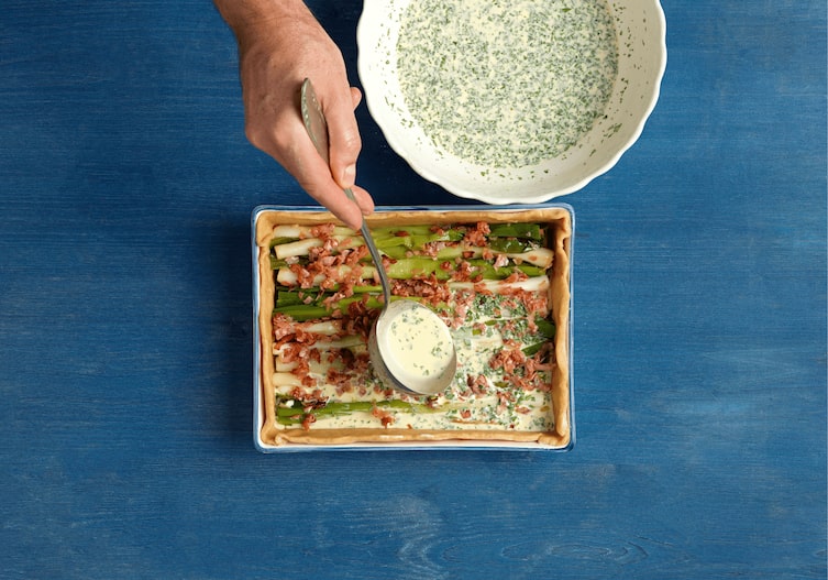 Ziegenkäsekuchen mit Jungzwiebeln, Kochschule, Beinschinken, Kräuter, Guss, Rührschüssel, Schöpfkehle, Teig, Kuchenform