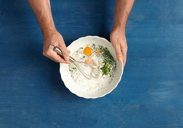 Ziegenkäsekuchen mit Jungzwiebeln, Kochschule, Eier, Schneebesen, Kräuter, Rührschüssel