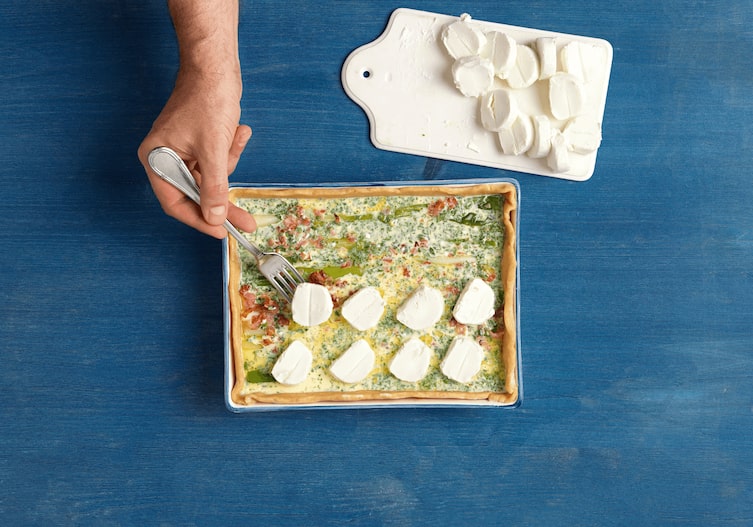 Ziegenkäsekuchen mit Jungzwiebeln, Kochschule, Ziegentopfen, Kuchenform, Beinschinken, Gabel