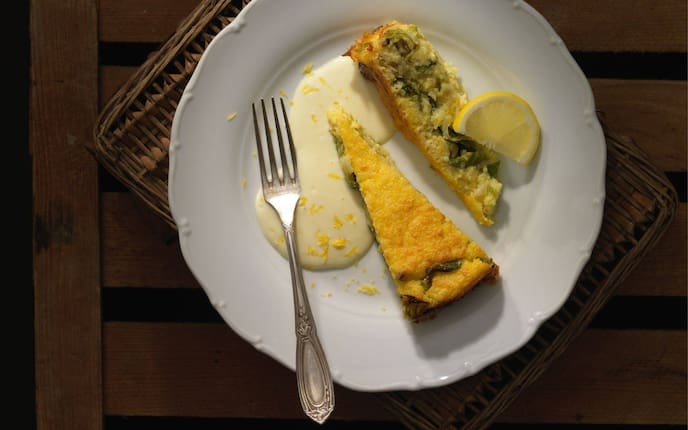 Kohlsprossen-Polentakuchen mit Zitronenbechamel, Zitronenscheibe, Gabel, Topfuntersetzer