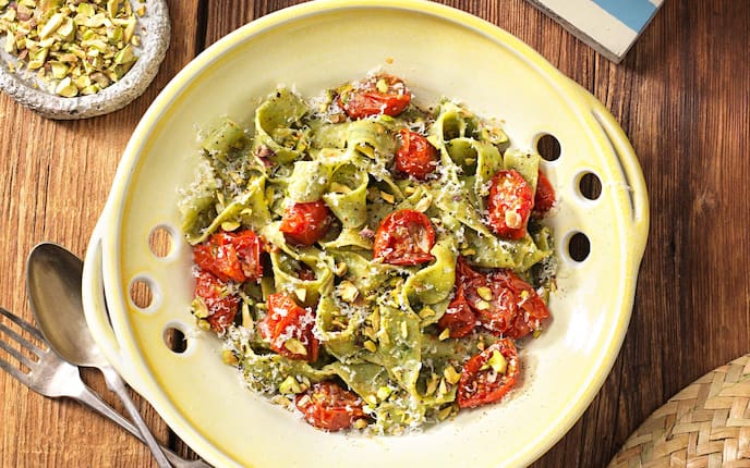 Kräuternudeln mit Paradeisern und Pistazien, Besteck, Holz, Parmesan