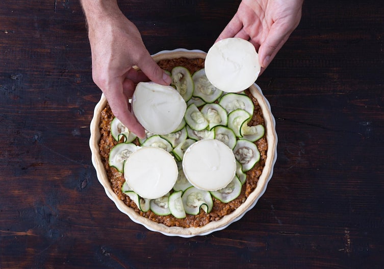 Teig, Faschiertes, Camembertscheiben, Zucchinischeiben