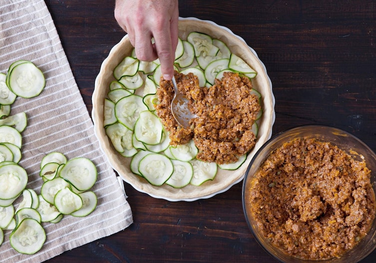 Teigboden, Zucchinischeiben, Lammfaschiertes, Tarteform
