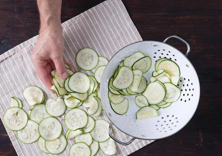 Zucchinischeiben, Geschirrtuch, Emailsieb, Servus Rezept