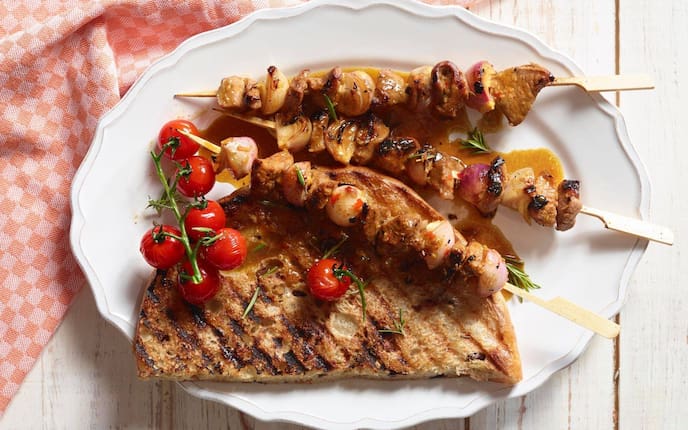 Fleischspiesse, Cocktailtomaten, Tomatenrispe, getoastetes Brot, Hauptspeise, Servus Rezept