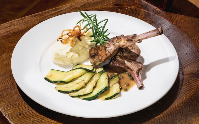 Erdäpfelpüree, Kartoffelpüree, Zucchinischeiben, Lammkrone, Lammkarree, Röstzwiebel, Rosmarin, Hautpspeise, Servus Rezept