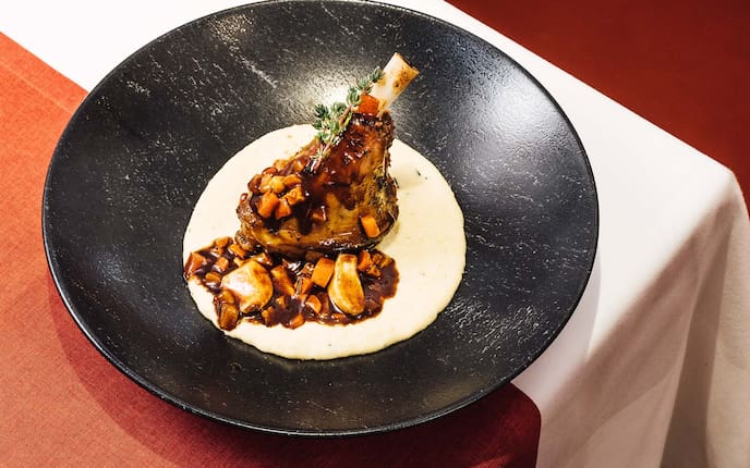 Geschmorte Lammhaxen mit Rosmarinpolenta, Wirtshaus-Rezept, Bratensauce, Wurzelgemüse