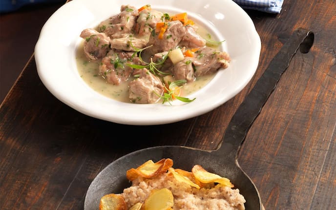 Geschmortes vom Krumbacher Merino-Lamm mit Brennter, Braterdäpfel, Kräuter, Reindl, Teller, Hoztisch