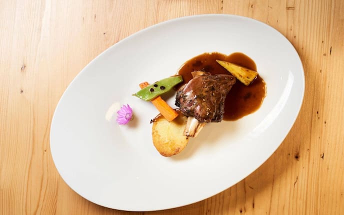 Ötztaler Schöpsernes, Lammschulter, Sauce, Kartoffel, Karotte, grüne Bohne, Wiesenblume, Hauptspeise, Servus Rezept