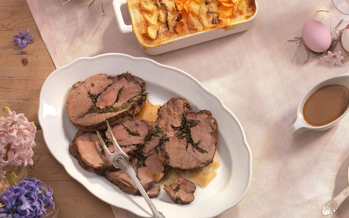 Lamm, Fleischgabel, Gratin, Gemüse, Kartoffel, Bratensaft, Sauciere, Osterei, Blumen, Tischtuch