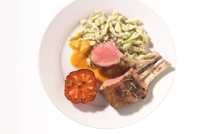 Lammkrone, Tomate, Spätzle, Sauce, Rosmarin