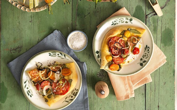 Maisfladen, Paradeiser, Salz, Zwiebel, Teller, Serviette