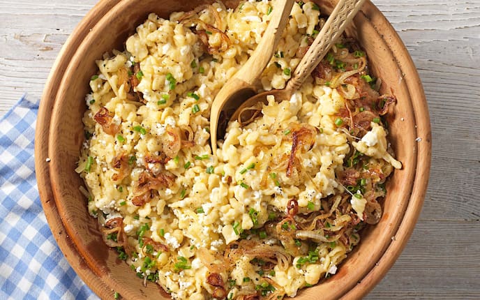 Montafoner Keesknöpfle, Schnittlauch, Zwiebel, Holzschüssel, Holztisch, Bergkäse