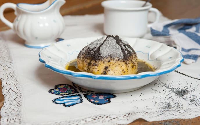 Germknödel, Mohn, Staubzucker, zerlassene Butter