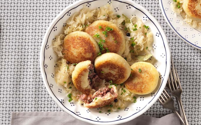 gefüllte Kartoffelknödel, Besteck, Sauerkraut, Tischdecke