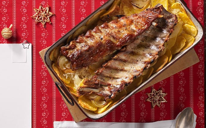 Erdäpfel mit Reis, Ripperl, Strohsterne, Löffel, Tischtuch