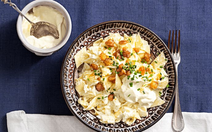 Haluschka nach Art der böhmischen Oma, Omas Kochbuch, Schnittlauch, Brimsen, Tischdecke, Sauerrahm