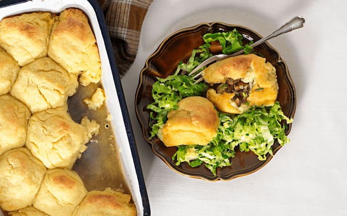 Mühlviertler Speckknödel, Omas Kochbuch, Salat, Teller, Reindl, Gabel, Tischtuch