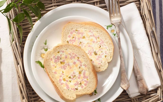 Weinviertler Jägerwecken, Wecken, Butter, Topfen, Eier, Extrawurst, Käse, Essiggurkerl, Teller, Besteck