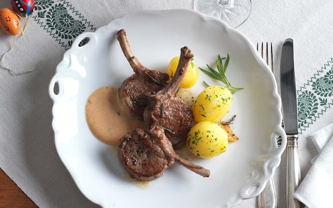 Lammkoteletts mit Tiroler Sauce, Erdäpfeln, Gedeck, Kräuter, Ostereier