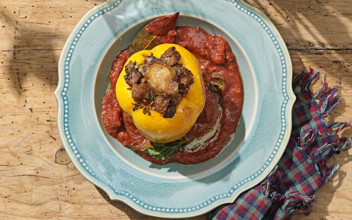 Ochsenmark, Paprika, Steinpilze, Suppenteller, Lorbeerblätter