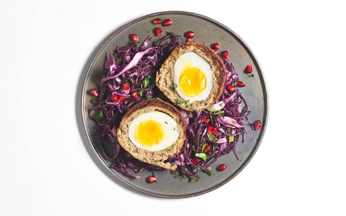 Schottisches Ei, Faschiertes, hartgekochtes Ei, Granatapfel, Rotkraut, Kräuter, Hauptspeise, Servus Rezept