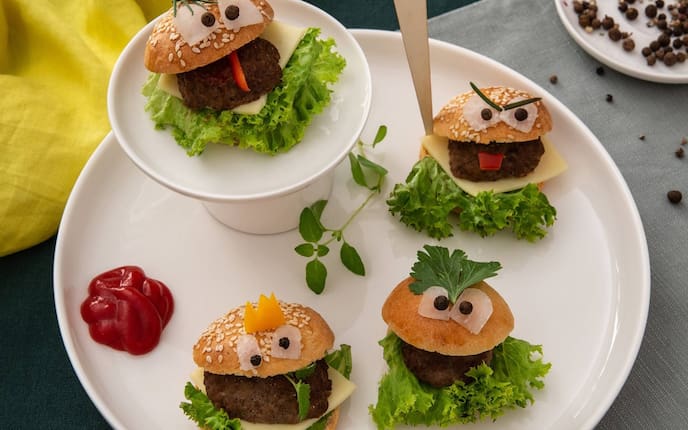 Faschierte Laberl, Wachauer Weckerl, Käse, Salat, Ketchup, Paprika, Burger