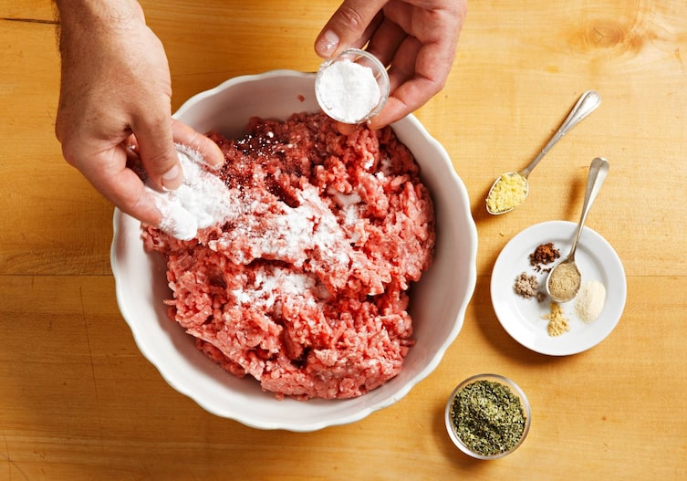 Faschiertes, Fleisch, Gewürze, Mehl, Hände, Schüssel