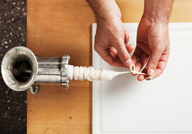 Schweinedarm, Wurstspritze, Hände