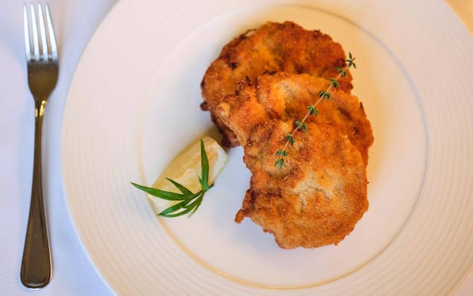 Paniertes Schnitzel, Alt-Wiener Backfleisch, Zitronenspalte, Thymian, Hauptspeise, Beiried, Servus Rezept