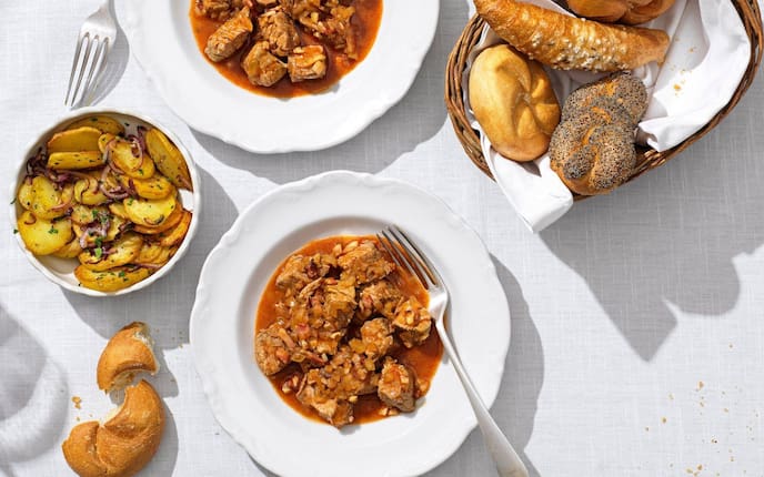 Gulasch, Zwiebel, Braterdäpfel, Semmel, Mohnflesserl, Salzstangerl, Hauptspeise, Fleisch, Servus Rezept