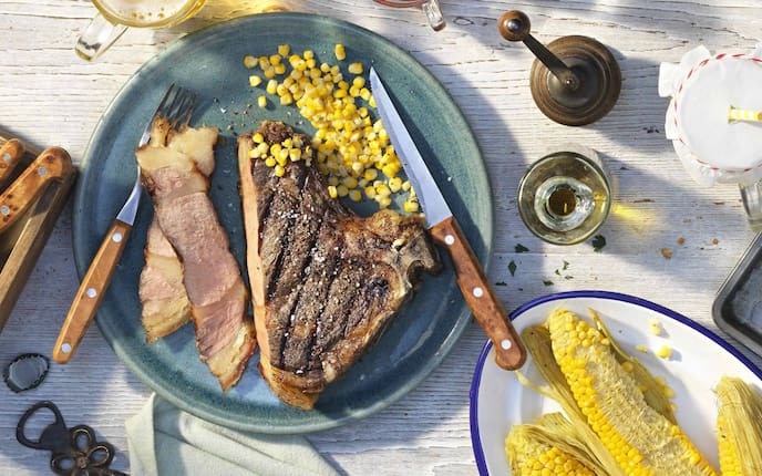 Bier, Mais, gegrilltes Kotelett, Salz, Pfeffer, Ketchup, Hauptspeise, grillen, Servus Rezept