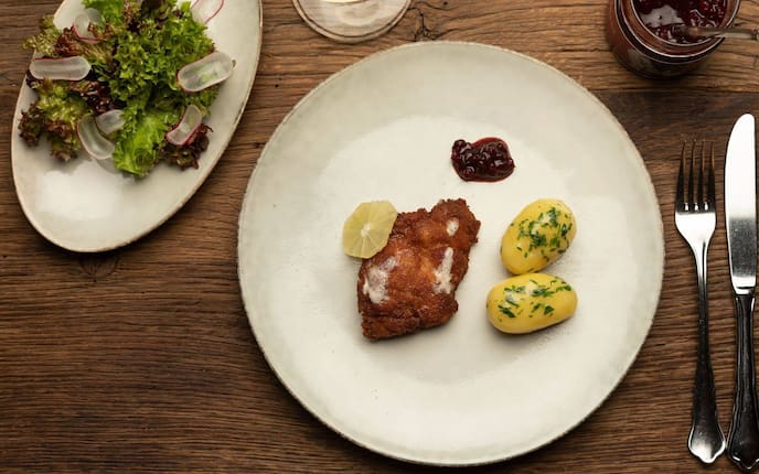 Gebackenes Kalbsbries, Petersilkartoffel, Grüner Salat, Hauptspeise, Servus Rezept