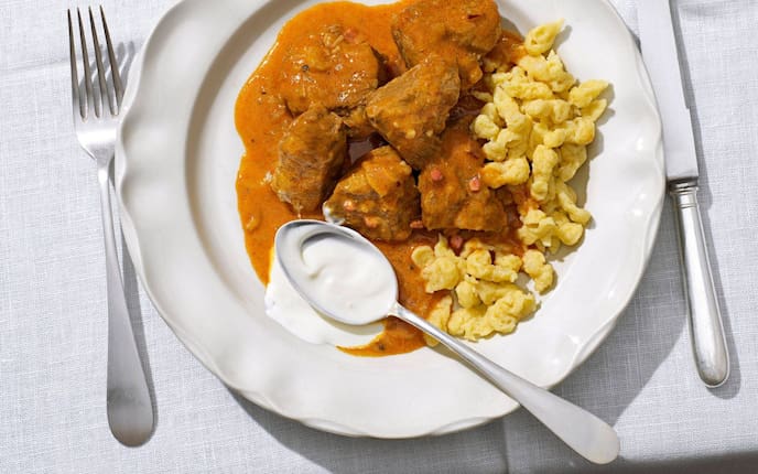Gulasch, Eiernockerl, Spätzle, Sauerrahm, Hauptspeise, Servus Rezept