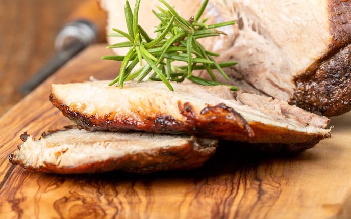 Bierbratl, Rosmarin, Holzbrett