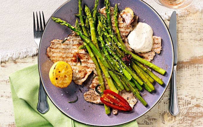 grüner Spargel, Zitronenhälfte, Sauce, Pfefferoni, Kalbflaisch