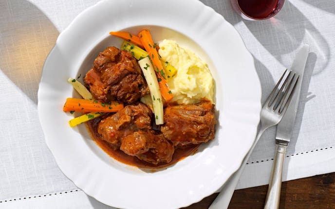 Gulasch, Ochsenschlepp, Wurzelgemüse, Püree, Hauptspeise, Servus Rezept
