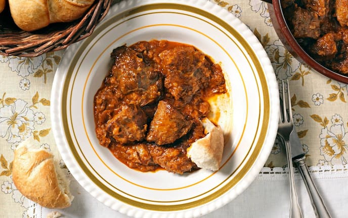 scharfes Gulasch, Semmel, Saft, Rein, Brotkorb, Teller, Besteck, Omas Kochbuch, Hauptspeise, Servus Rezept