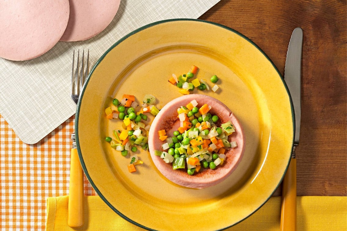 Kalbspariser, Wurst, Erbsen, Gelbe Rübe, Karotte, Zwiebel, Hauptspeise, Omas Kochbuch, Servus Rezept