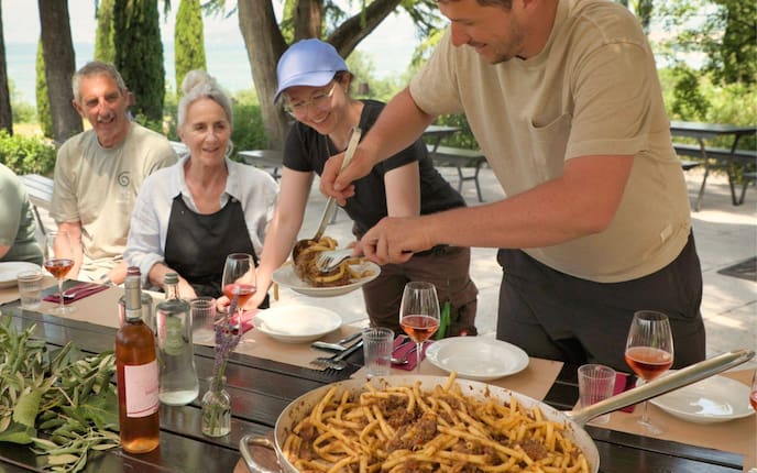 Familie Rumpf essen gemeinsam im Freien eine Pasta alla Genovese in der Villa La Bagatta.