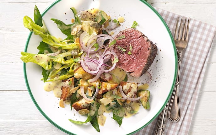 Rindfleisch mit Zucchini-Löwenzahn-Salat, rote Zwiebel, Besteck, Serviette, Kräuter