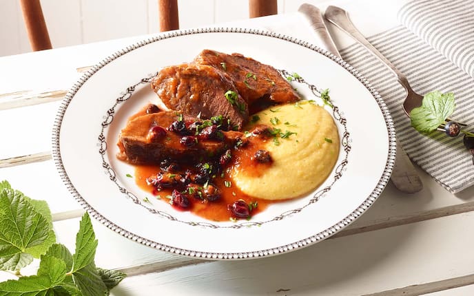 Rindsbackerl mit Schwarzen Johannisbeeren, Polenta, Kräuter, Gedeck
