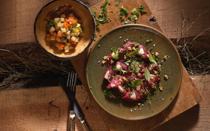 Rindscarpaccio, Gemüse, Senf, Besteck, Teller