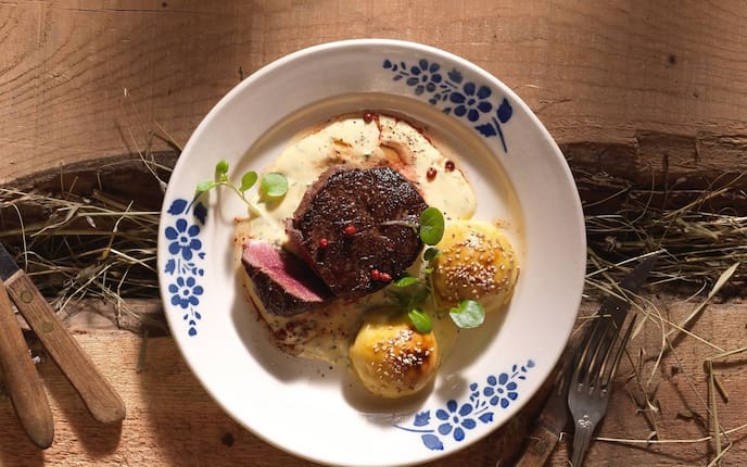 Rindsfilet, Estragonbéarnaise, Erdäpfelbrioche, Teller, Rindfleisch, Gabel, Messer